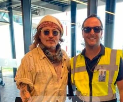 Johnny Depp junto a personal del aeropuerto de Punta del Este