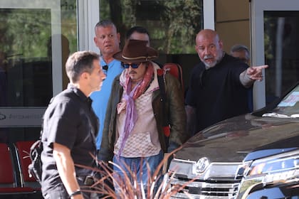 Johnny Depp se dejó ver con un look que ya es un clásico: pañuelo al cuello, sombrero de ala ancha y lentes negros