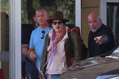 Johnny Depp recién llegado al país con su emblemático look