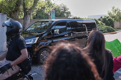 Luego de pasar junto a un grupo de fans que lo recibió con carteles de bienvenida, Depp fue a la casa de Rodríguez, quien lo hospedó