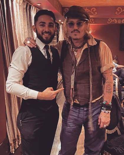 Johnny Depp posa junto al personal de un restaurante en Reino Unido