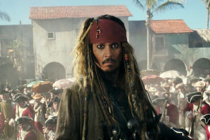 Johnny Depp retrata a Jack Sparrow en una escena de &quot;Piratas del Caribe: Los hombres muertos no cuentan cuentos&quot;.