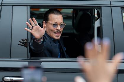 Johnny Depp saluda a sus simpatizantes afuera de la corte