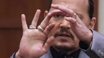 Johnny Depp señala al tribunal donde se cortó el dedo