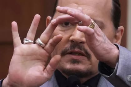 Johnny Depp señala al tribunal donde se cortó el dedo