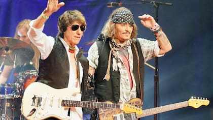 ARCHIVO-. Johnny Depp apareció con Jeff Beck en el Royal Albert Hall.