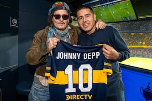 Johnny Depp visitó La Bombonera: fue a ver el partido de Boca y se encontró con Riquelme