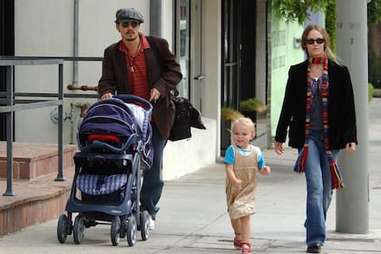 Johnny Depp y Vanessa Paradis junto a sus hijos, Lily-Rose y Jack Depp, durante un paseo familiar por Beverly Hills, en 2002
