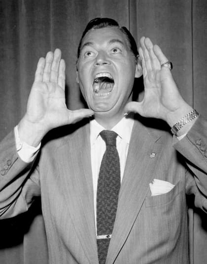Johnny Weissmuller haciendo el grito característico de Tarzán. Foto: NBC Photo, Herb Ball