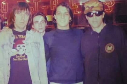 Johnny y Marky Ramone con los integrantes de Bien desocupados, una de las bandas punks que crecieron al calor de las visitas los Ramones al país