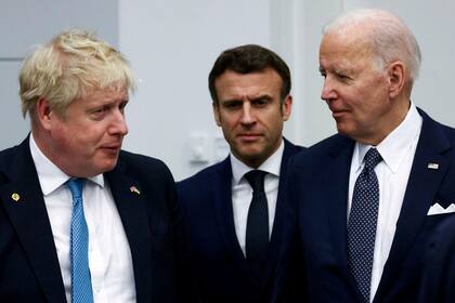 Johnson, Macron y Biden conversan durante la cumbre de la OTAN en Bruselas