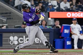 Johnston conecta jonrón de dos carreras y Rockies aplastan 14-5 a Azulejos para primera victoria