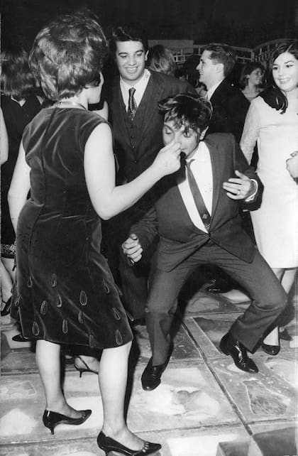 Johny Tedesco y Pachi, su esposa, fotografiados por Gente en 1965, bailando en la inauguración de una boite en Buenos Aires.
Gentileza BA Photo