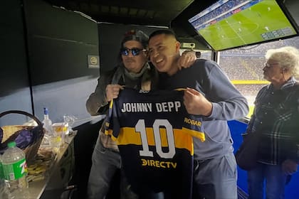 Johnyy Depp junto a Juan Román Riquelme en la Bombonera