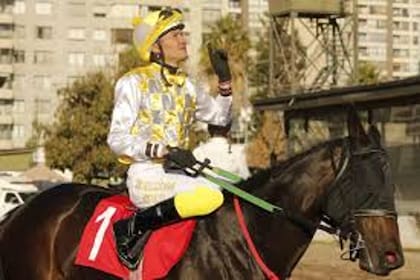 Joke Sisi, tras su triunfo en las Guineas chilenas, con el agradecimiento del jockey Jorge González.