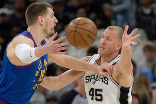 Jokic anota 23 puntos en su 65to juego y Nuggets vencen a Spurs para colocarse terceros