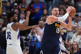 Jokic firma otro triple-doble y Denver borra 13 puntos para vencer 135-129 a Utah
