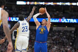 Jokic impone su ley y Denver aplasta 116-93 a unos Warriors mermados