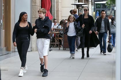 En esta imagen se la ve paseando junto a su madre y sus hermanas por las calles de Los Ángeles