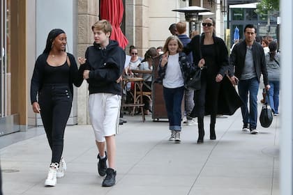 Jolie, de paseo por Los Angeles con sus hijos Zahara, Shiloh y Vivienne