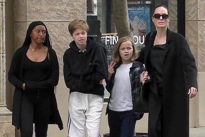 Angelina Jolie junto a sus hijos Sahara, Shiloh y Vivviene