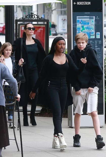 Jolie, de paseo por Los Angeles con sus hijos Zahara, Shiloh y Vivienne