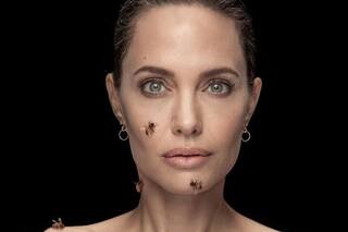 Qué esconde la impactante foto de Angelina Jolie cubierta de abejas