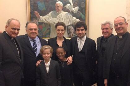 Jolie junto a sus hijas, en el Vaticano