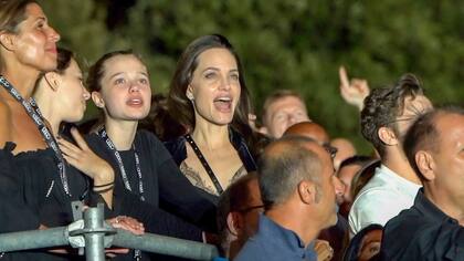 Jolie y su hija Shiloh Jolie-Pitt se divierten en el concierto de Maneskin 