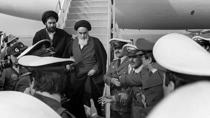 Jomeini regresó a Teherán triunfante de su exilio en Francia.