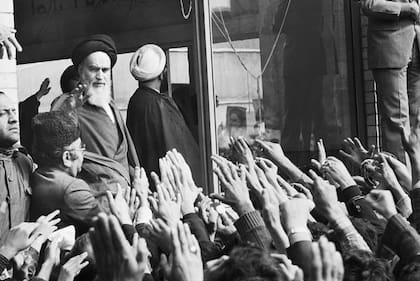 Jomeini y otros líderes de la Revoución Islámica simpatizaban con la causa de los palestinos contra Israel.