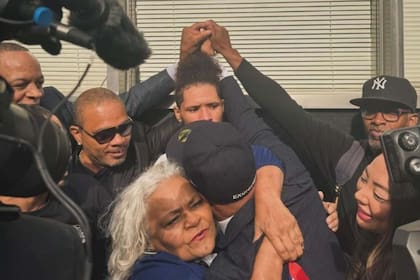 Jon Adrian se abraza a su madre, tras ser exonerado por la Justicia