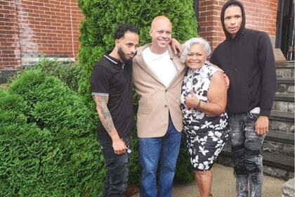 Jon Adrian Velázquez junto a sus hermanos y su madre, cuando fue liberado