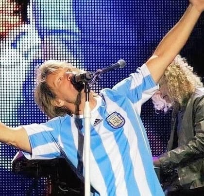 Jon Bon Jovi con la camiseta albiceleste en su último concierto en Buenos Aires