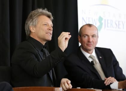 Jon Bon Jovi posa junto al gobernador Phil Murphy. Foto de archivo del año 2014