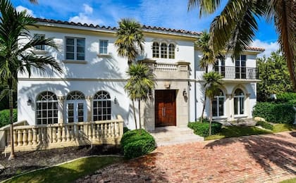 Jon Bon Jovi se resiste a vender su mansión de US$43 millones en Palm Beach, desafiando los planes de un misterioso comprador que intenta consolidar una de las propiedades frente al mar más exclusivas de Florida