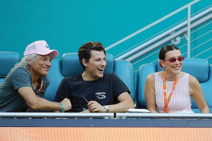 Jon Bon Jovi, su hijo, Jake, y su nuera, Millie Bobby Brown,
en el Miami Open de tenis.