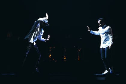 Jon Boogz y Lil Buck, en blanco y negro, llevaron el baile de la calle al escenario