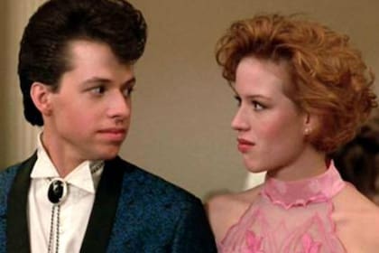 Jon Cryer y Molly Ringwald en el clásico ochentoso La chica de rosa