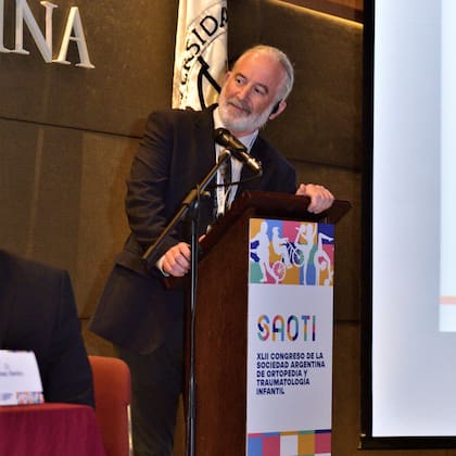 Jon Davids, referente internacional en cirugía ortopédica infantil, durante la presentación de resultados en Buenos Aires