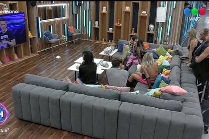 Jon de Mol –el holandés creador del formato– explicó que sólo en esas condiciones, con un único baño para uso del “cuerpo común” se alcanza rápidamente ese punto de máxima tensión dramática que combina tres variables indispensables en tanto tema y como procedimiento: convivencia, intimidad y competencia