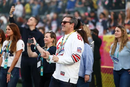 Jon Hamm fue a alentar a su amigo Benito y se lo vio bailando a un costado del campo de juego