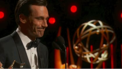 Jon Hamm se abalanz sobre su premio Emmy