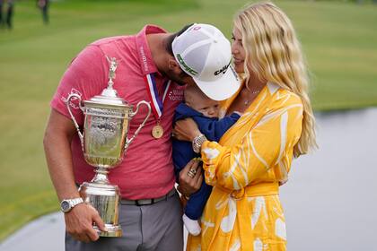 Jon Rahm con el trofeo de campeón del US Open, junto a su esposa Kelley y su hijo Kepa