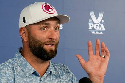 Jon Rahm, de España, conversa durante una conferencia de prensa del Campeonato PGA en el Valhalla Golf Club