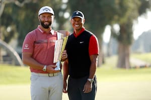 El buen gesto de Tiger Woods con un niño especial y el nuevo logro de un Jon Rahm arrasador en 2023