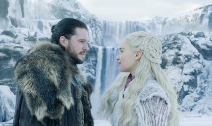 Jon Snow (Kit Harington) y Daenerys Targaryen, en un idílico escape a una cascada congelada tras un "viaje en dragón"; un momento romántico antes de que comience la pesadilla