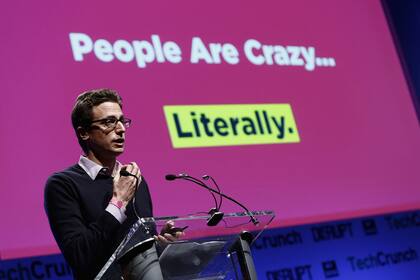 Jonah Peretti, ex miembro creador de The Huffington Post y fundador de BuzzFeed, durante una presentación en una conferencia organizada por TechCrunch