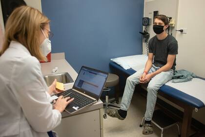 Jonah Proctor, de 15 años, espera su inyección en un sitio de prueba de la vacuna contra el coronavirus en Houston, 5 de febrero de 2021