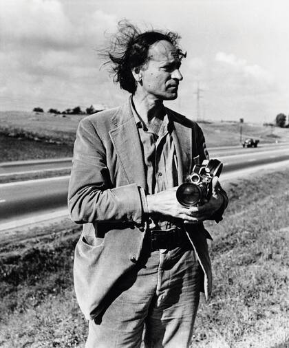 Jonas Mekas en Lituania, en 1971, mientra filmaba una de sus películas más bellas: "Reminiscencias de un viaje a Lituania"